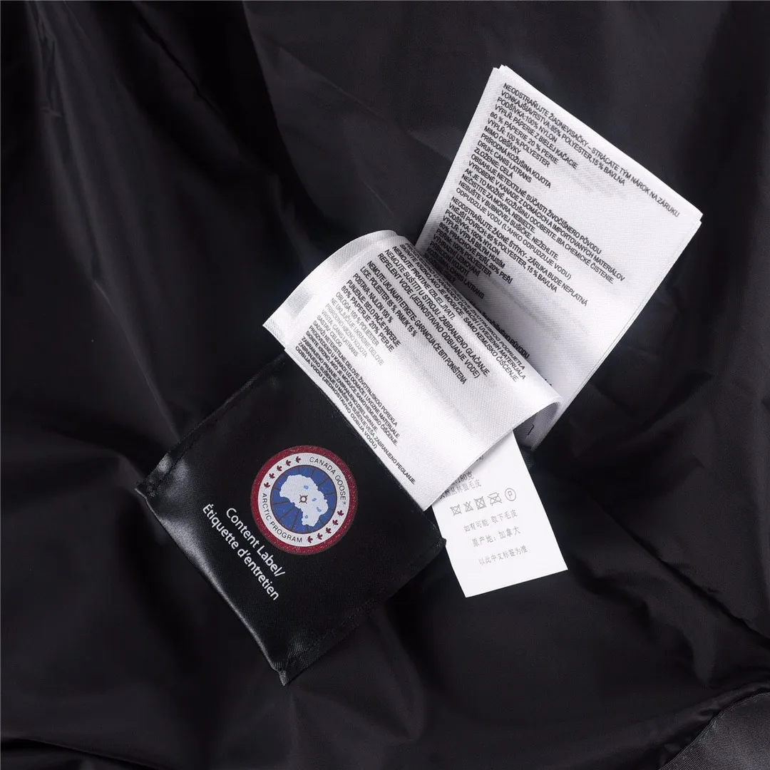 P320 Canada Goose Canada Goose #Freestyle Crew 4154M men's and women's vest down# ➖ Genuine synchronous anti-counterfeiting chip sensor! ➖ Imported Behringer embroidery machine to customize 10,000-needle embroidery logo! ➖ Imported 21-count polyester-cotton blended original fabric, using Feather-Light 10D waterproof coating fabric, made of 84.5% polyester fiber and 15.5% cotton, 100% the best feel in the entire network! ➖ The genuine official website uses the national standard 80 white duck down, and will never be misled by false claims such as 90 down or goose down! ➖ 100% nylon nylon lining with double double-layer sealing design to prevent velvet from running away. Top-grade polar fleece is used in the collar and pockets to keep warm and comfortable! ➖ Yoshida YKK provides original custom-made electroplated sliders. YKK two-way lockable zippers are tight and smooth and will not peel off paint! ➖ 3M composite original Velcro is durable, and all accessories and hardware are disassembled and customized!  SIZE: XS S M L XL XXL [Attached: Size chart]
